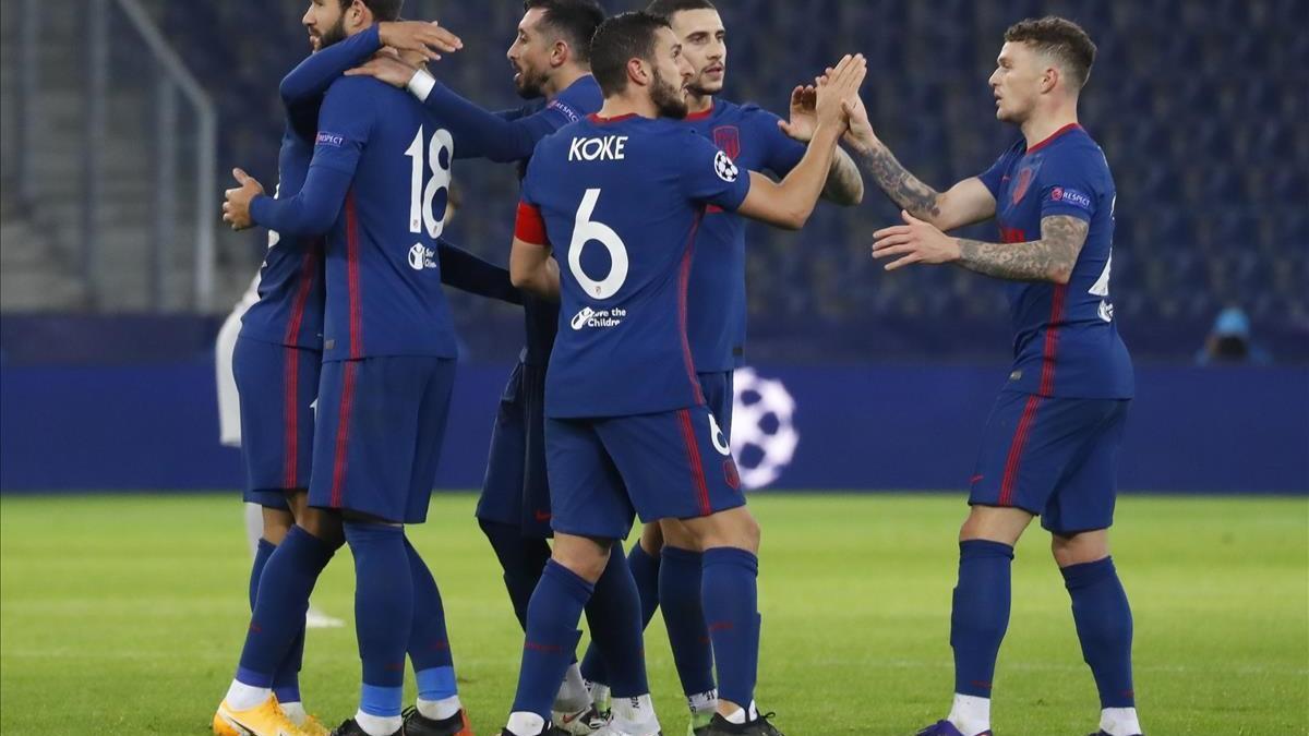 Soccer Football - Champions League - Group A - FC Salzburg v Atletico Madrid - Red Bull Arena Salzburg  Salzburg  Austria - December 9  2020  Atletico Madrid players celebrate after the match REUTERS Leonhard Foeger