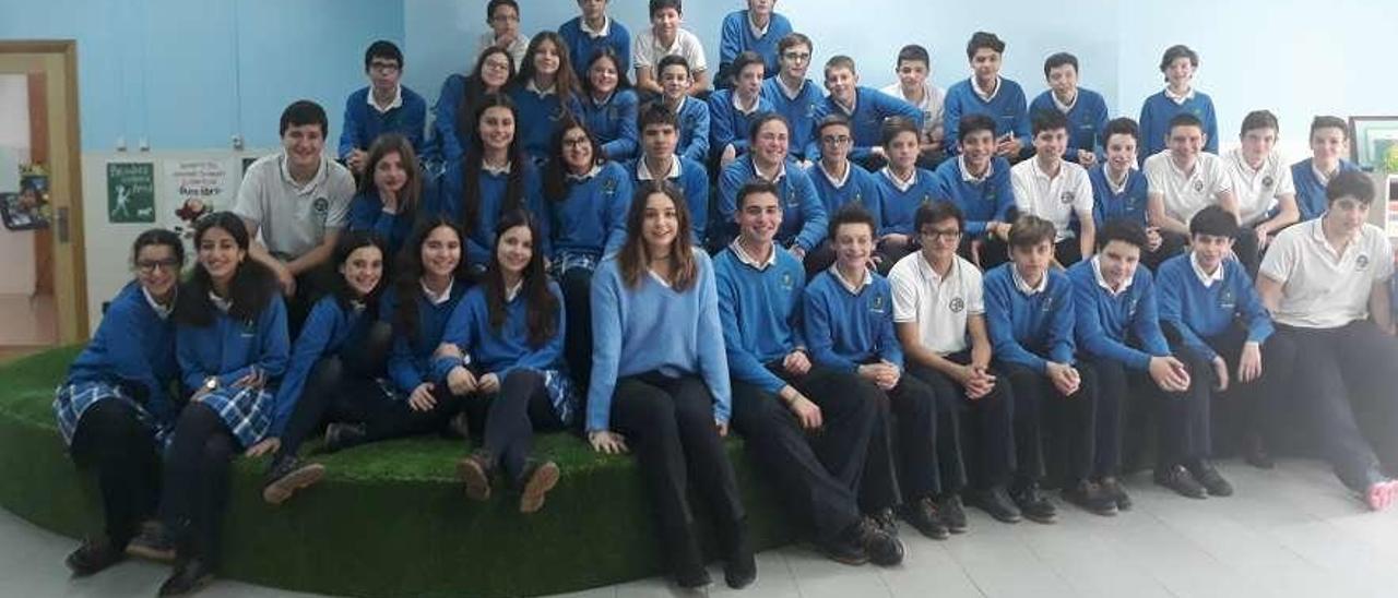 Andrea Villa, en el centro, junto a alumnos de la Inmaculada en la biblioteca &quot;La colina de los sueños&quot;, en el colegio.