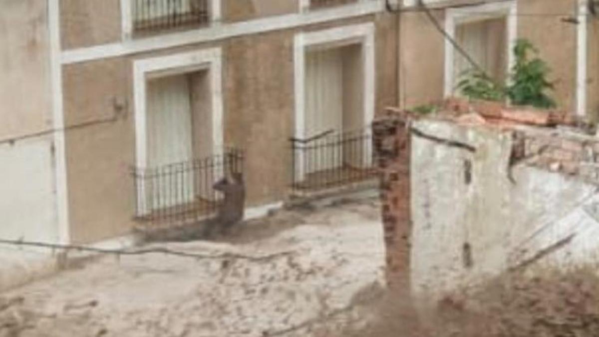 Elena, enganchada a una barandilla para salvar su vida, momentos antes de la llegada de Ángel.