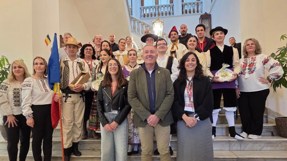 Sales ha recibido a los representantes de los grupos participantes en el salón de plenos.