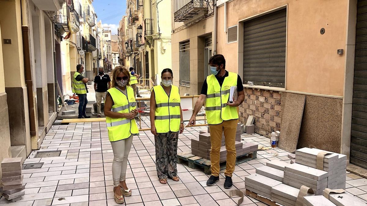 Visita de responsables municipales a las actuaciones de mejora que ya se han acometido en el casco antiguo.