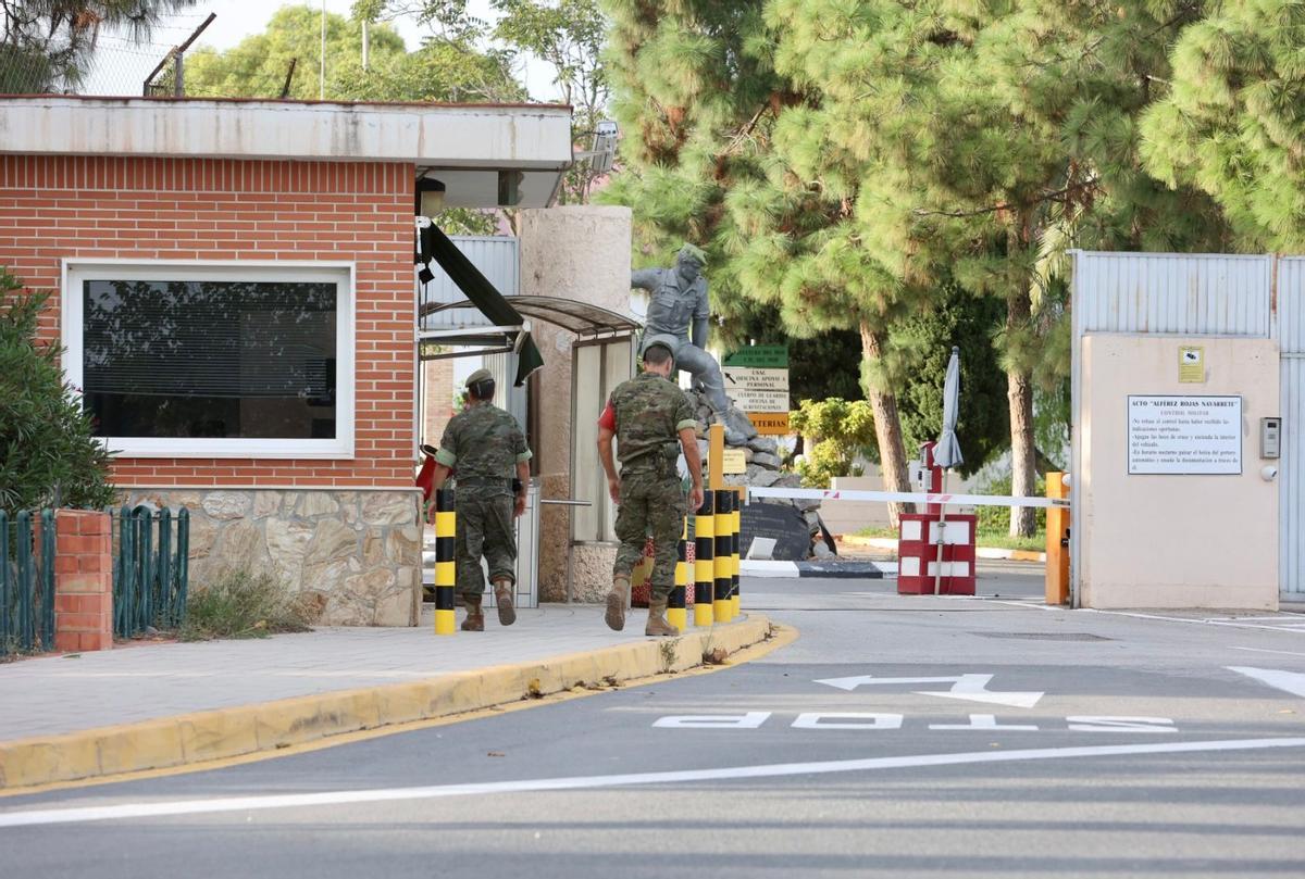 Militares del MOE ayer tarde en la puerta del cuartel de Rabasa.