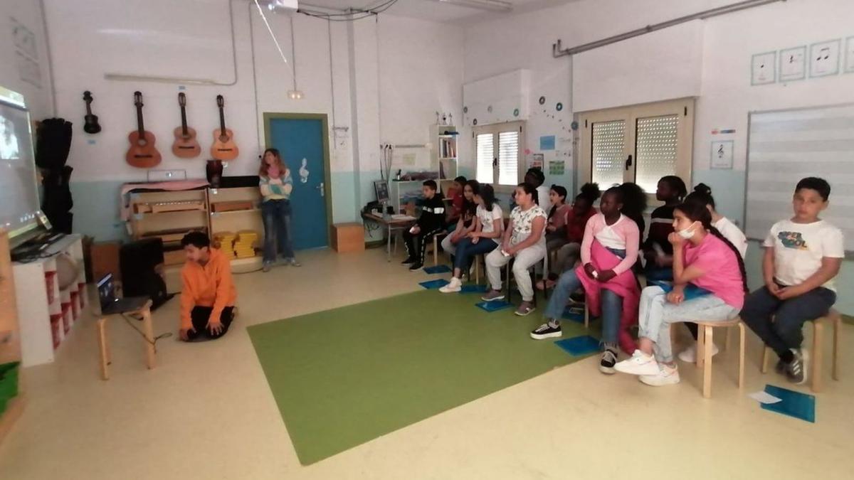 Alumnes del CEIP Carme Auguet del Pont Major parlant amb Ginestà per videotrucada