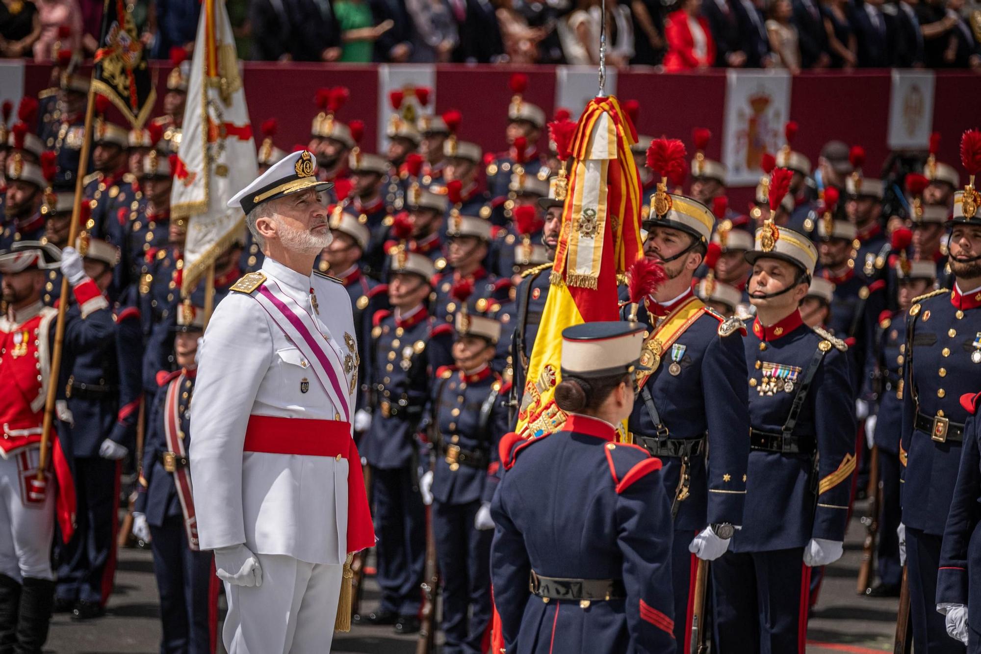 Las mejores imágenes del desfile militar de las Fuerzas Armadas en Tenerife con la presencia de Sus Majestades los Reyes
