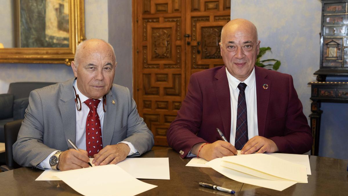 Antonio Serrano y Antonio Ruiz firman el convenio.