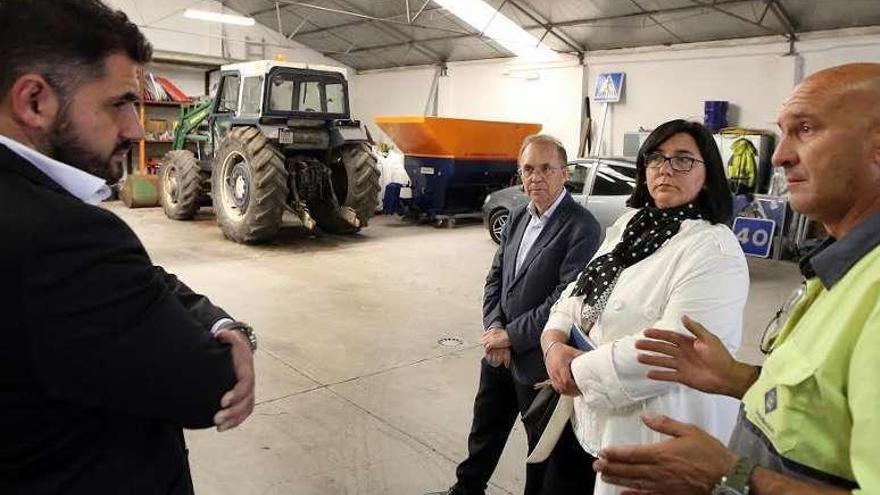 El diputado Uxío Benítez escucha al capataz de la brigada provincial de Ponteareas, junto al alcalde y la teniente alcalde. // D.P.