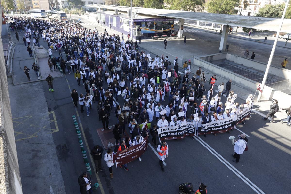 Los sanitarios se han manifestado desde el Departament de Salut hasta la estación de Sants en defensa de la sanidad pública durante el primer día de la huelga de médicos.