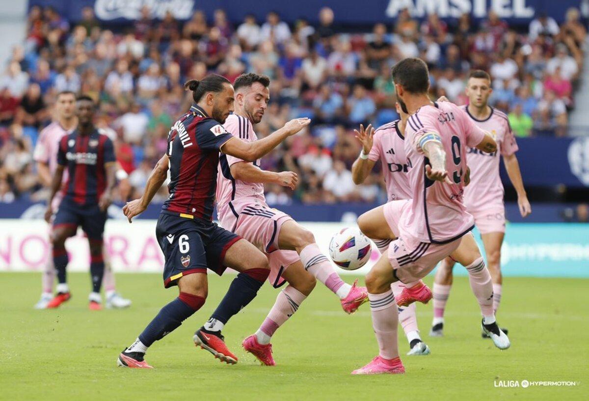 Georgi Kochorashvili pugnando un balón ante el Real Oviedo en el Ciutat de València