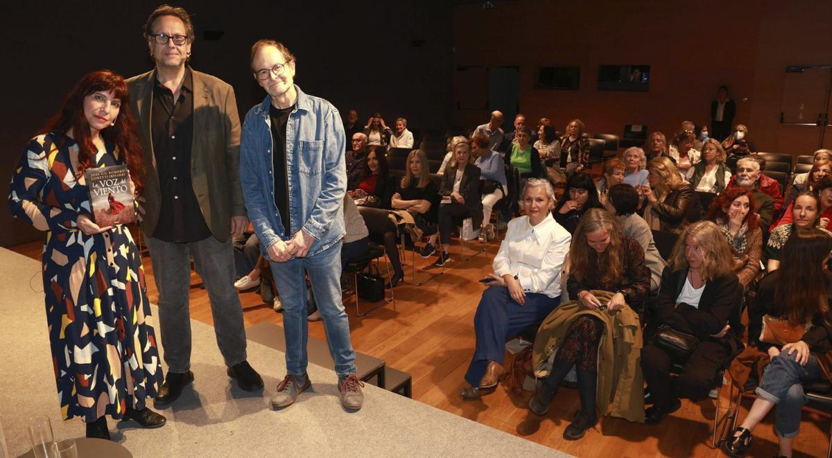 Goretti Irisarri, Jose Gil Romero y Antonio Giráldez (i-d), en el Club FARO en Vigo ayer.