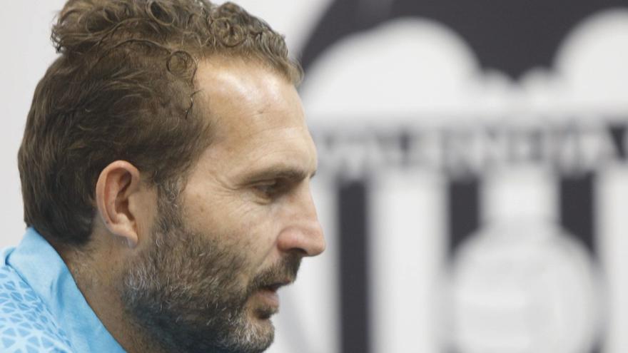 Rubén Baraja, ayer, en
la sala de prensa de
la ciudad deportiva
. | EDUARDO RIPOLL