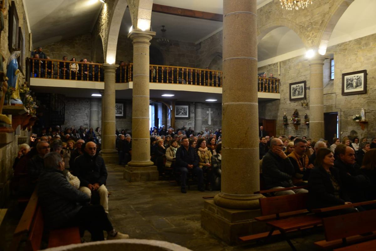 Vecinos y antiguos compañeros de Luis Gómez llenaron ayer la iglesia de Bueu en su funeral.