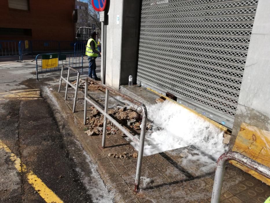 Unes obres causen una fuita d'aigua a la plaça Catalunya de Manresa