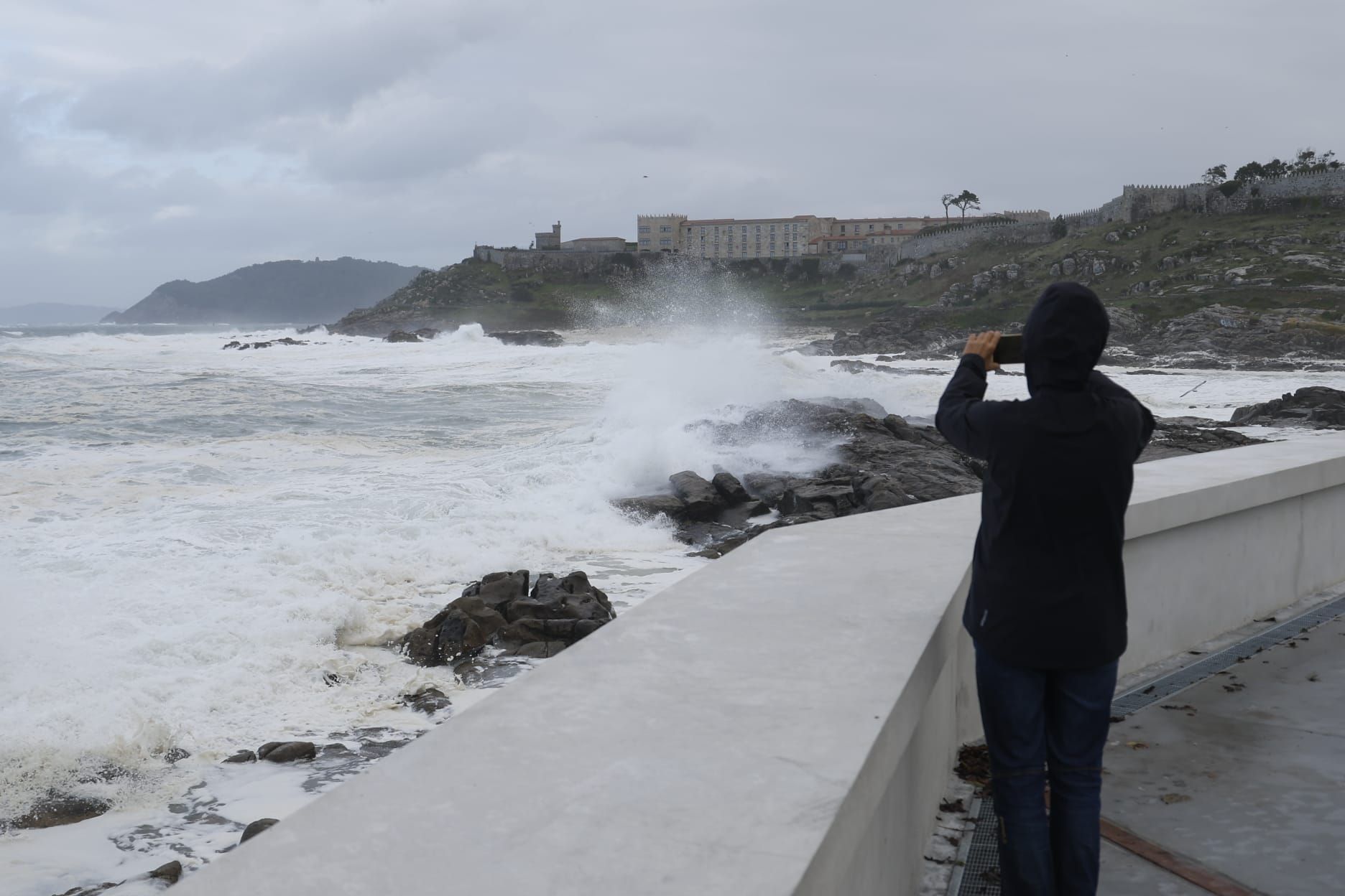 El temporal cubre Baiona con un manto de espuma