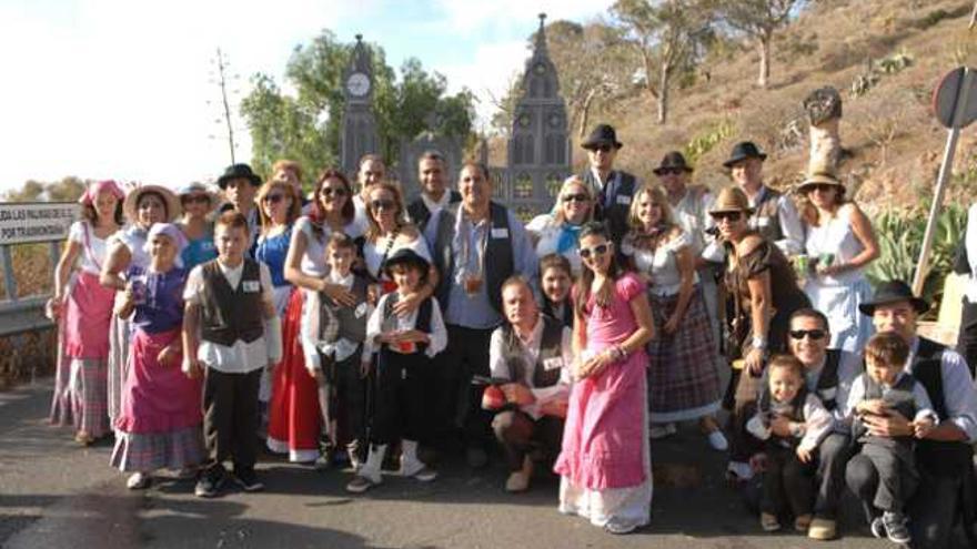 Piedra, flor y 36 carretas. El paisaje urbano de Arucas se engalanó ayer con las fachadas decoradas, un público fiel a los trajes de la tierra y las 36 carretas, unas verdaderas &#039;unidades móviles&#039; con todos los atarecos propios de la parranda.