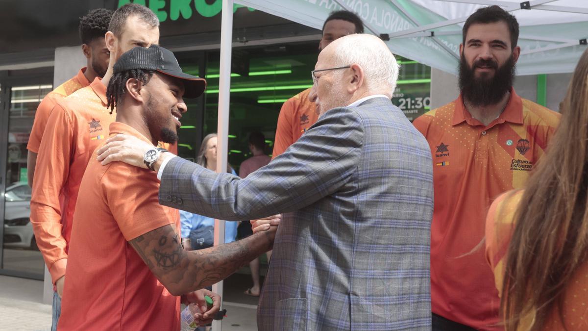 Juan Roig, propietario del Valencia BC, saludando ayer en la cuestación contra el cáncer a los jugadores 'taronja'