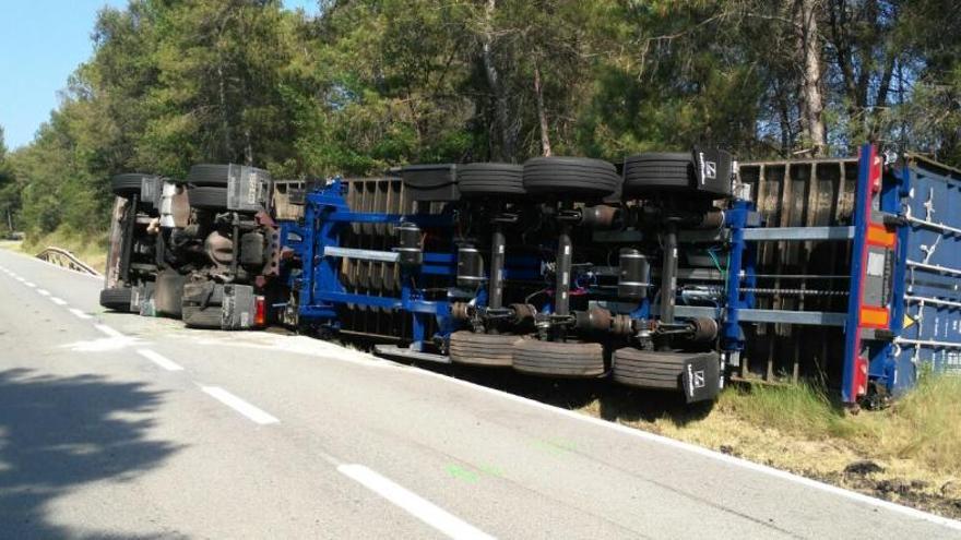 Imatge del camió bolcat, aquest dimarts a la tarda