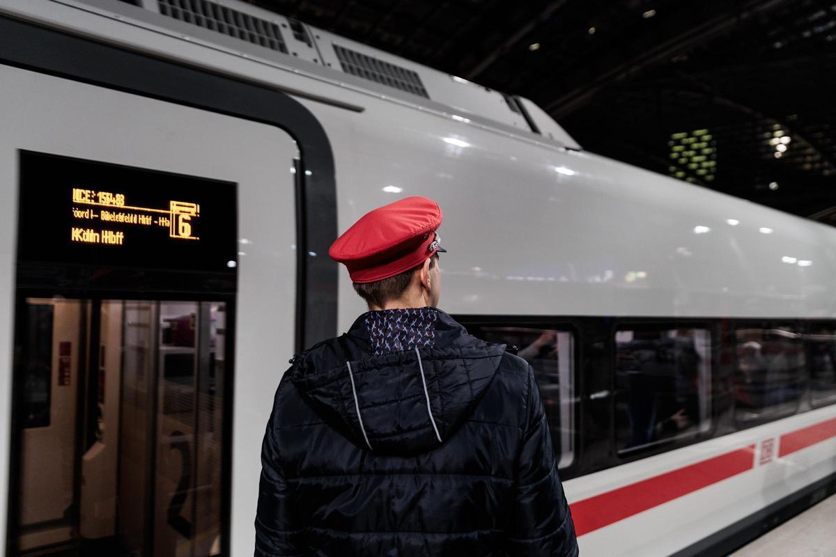 Ein Schaffner der Deutschen Bahn.