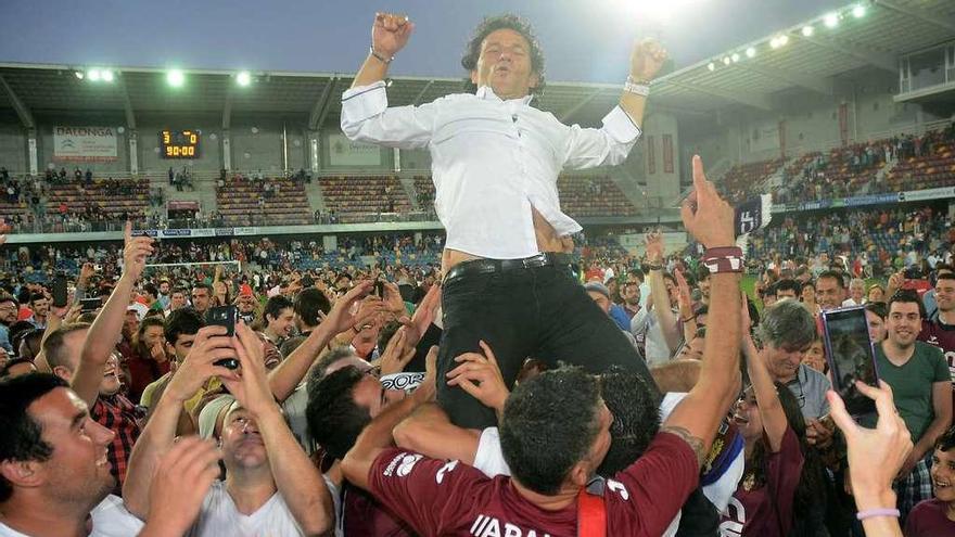 Luisito, siendo manteado tras su ascenso a Segunda B con el Pontevedra. // Rafa Vázquez