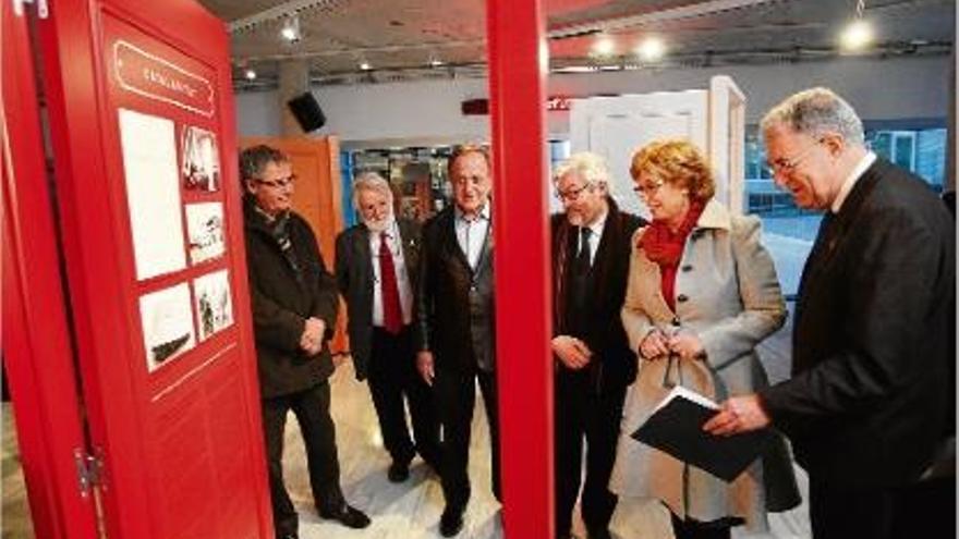 Irene Rigau creua una de les portes físiques i simbòliques de l&#039;exposició.