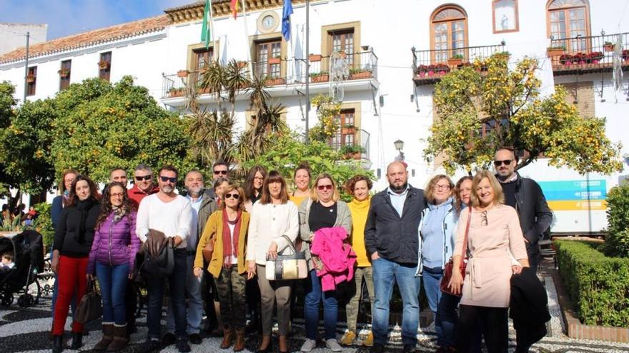 Miembros de las Ampas de Marbella y San Pedro acudieron ayer al pleno del Ayuntamiento.