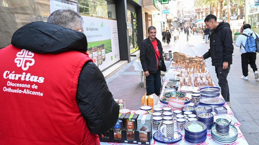 Un puesto solidario de Cáritas acerca Palestina y el comercio justo a Elche por Navidad