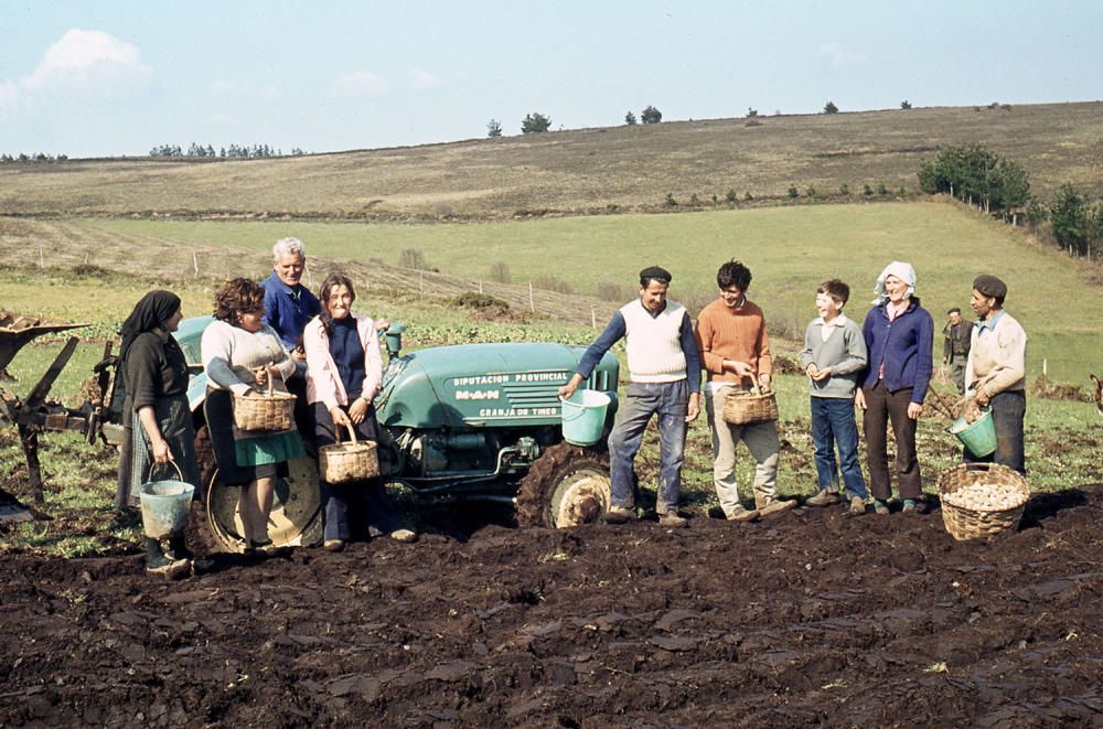 El Muséu del Pueblu d'Asturies publica el legado fotográfico de Julio Fernández Lamuño