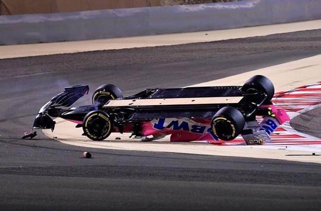 El piloto canadiense de Racing Point, Lance Stroll, se estrella durante el Gran Premio de Fórmula Uno de Bahrein en el Circuito Internacional de Bahrein en la ciudad de Sakhir.