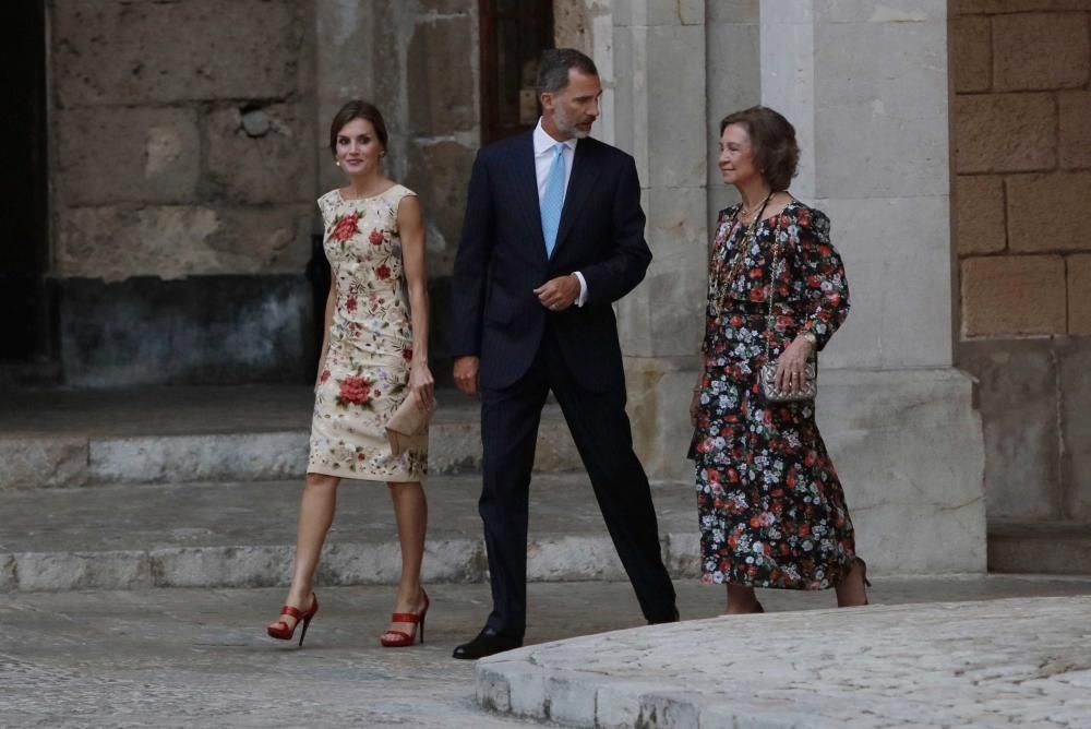 Los Reyes reciben a la sociedad balear en la Almudaina