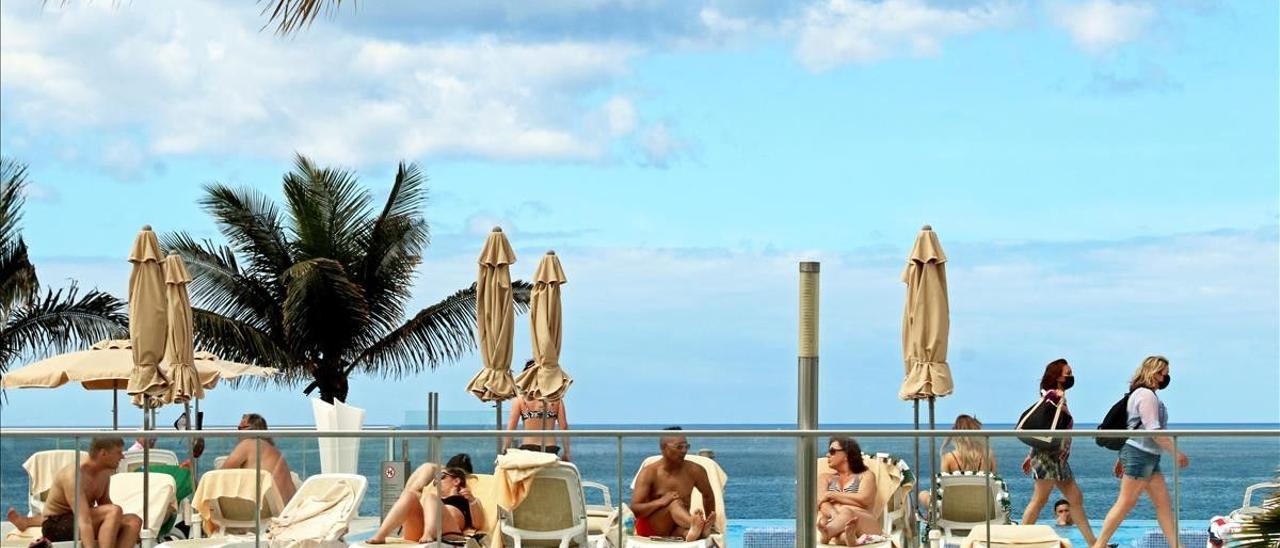 Turistas holandeses en la terraza del hotel RIU Gran Canaria, en Maspalomas, esta semana.