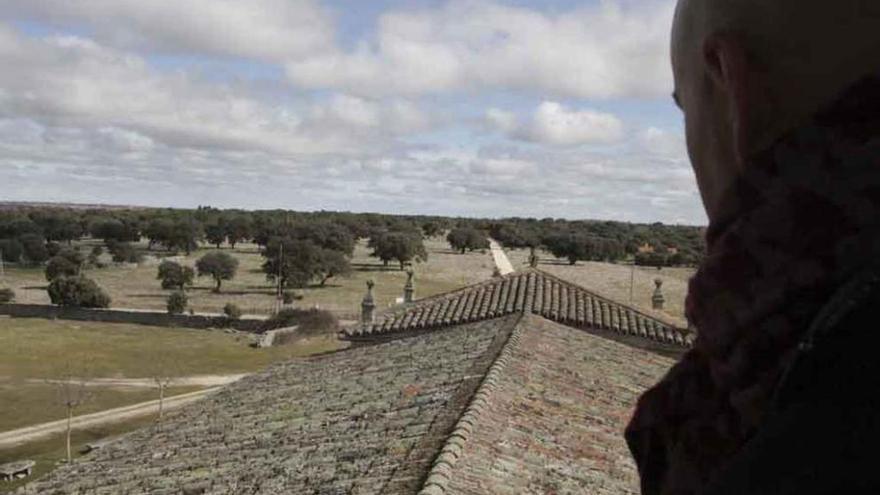 El arquitecto Germán Panero muestra la cubierta de la ermita.