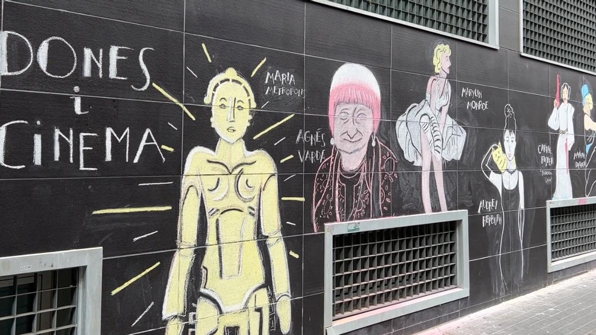 Mural feminista del Instituto Poeta Maragall de Barcelona que homenajea a las mujeres del cine