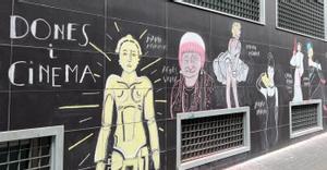 Homenatge a les dones del cine: el mural de carrer per al 8-M d’un institut de Barcelona