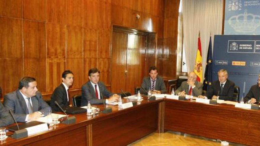 Un momento de la reunión del ministro de Fomento, José Blanco, con las autonomías afectadas, ayer en la sede del Ministerio en Madrid.