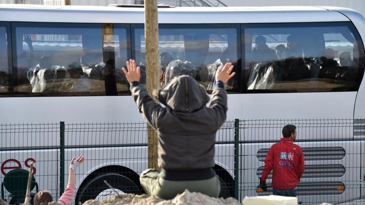 Un autocar con menores sale del campamento de Calais.