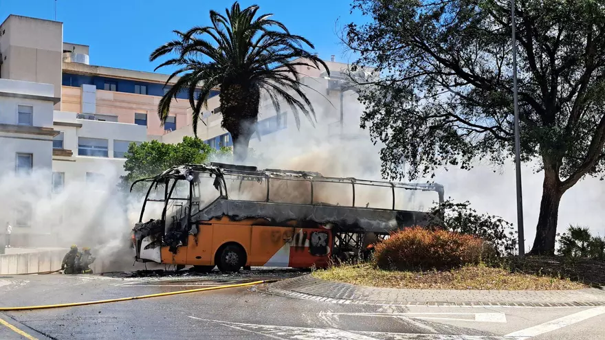 Vídeo: Crema un autobús a tocar l'hospital de Palamós