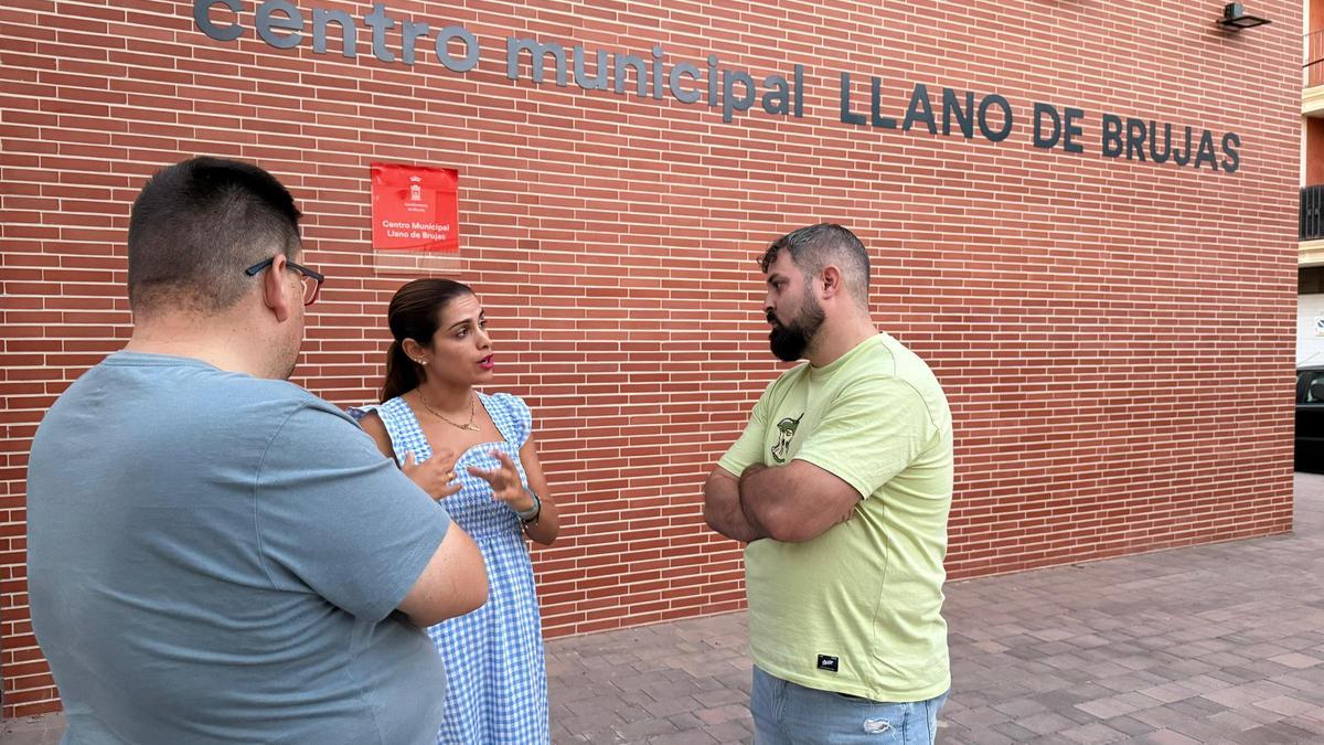 El Grupo Municipal Socialista en el exterior del centro municipal de Llano de Brujas.