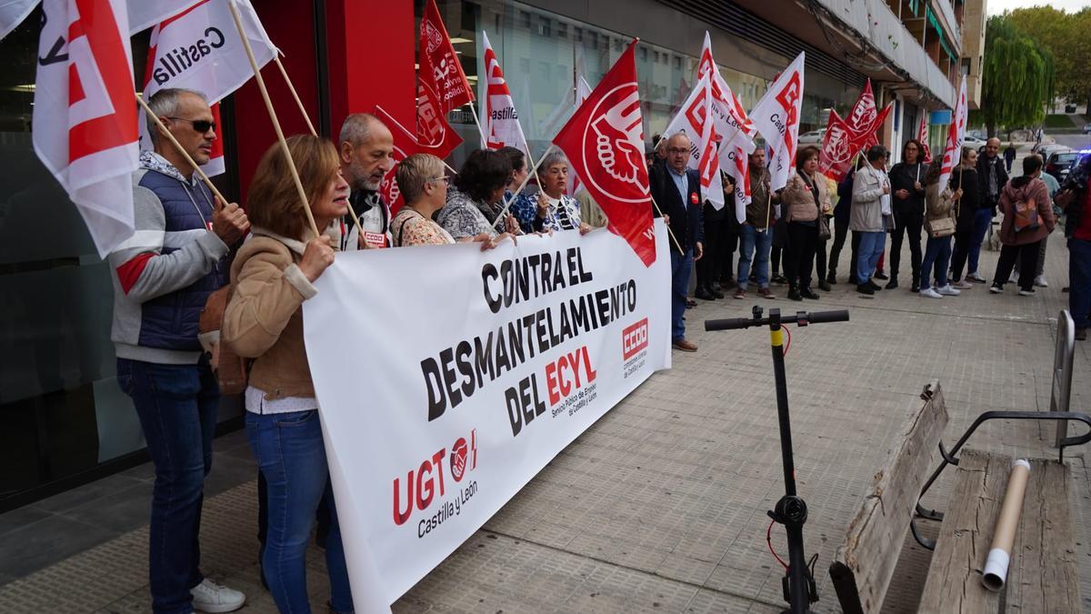 Protesta de UGT y CC.OO. a las puertas del Ecyl en Zamora