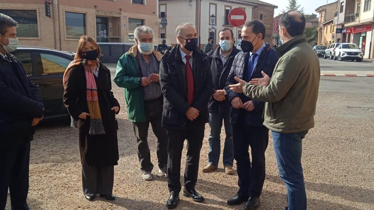 El recto de la Universidad de Valladolid, recibido en Tábara por su alcalde y el subdelegado del Gobierno.