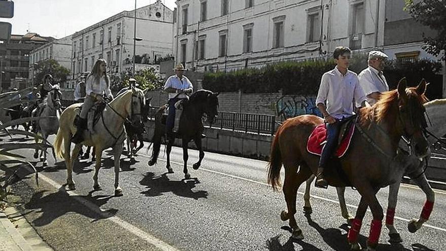 El paseo de feria a caballo recorre la ciudad hasta el ferial