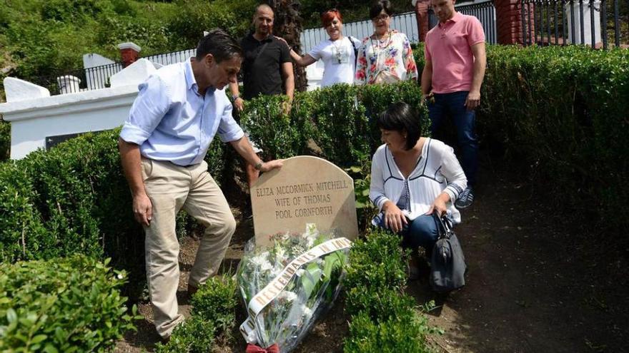 Abel Pool y Mela Villar, junto a la lápida de Eliza McCormick.