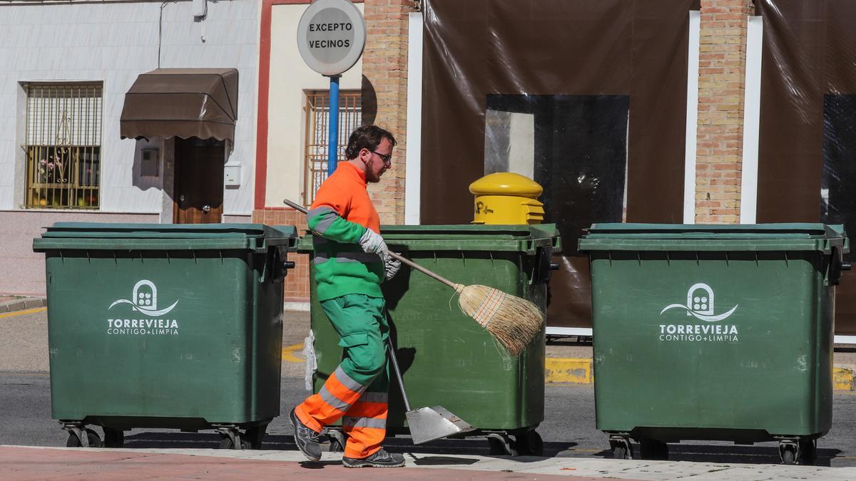 Operario de aseo urbano en el casco urbano de Torrevieja