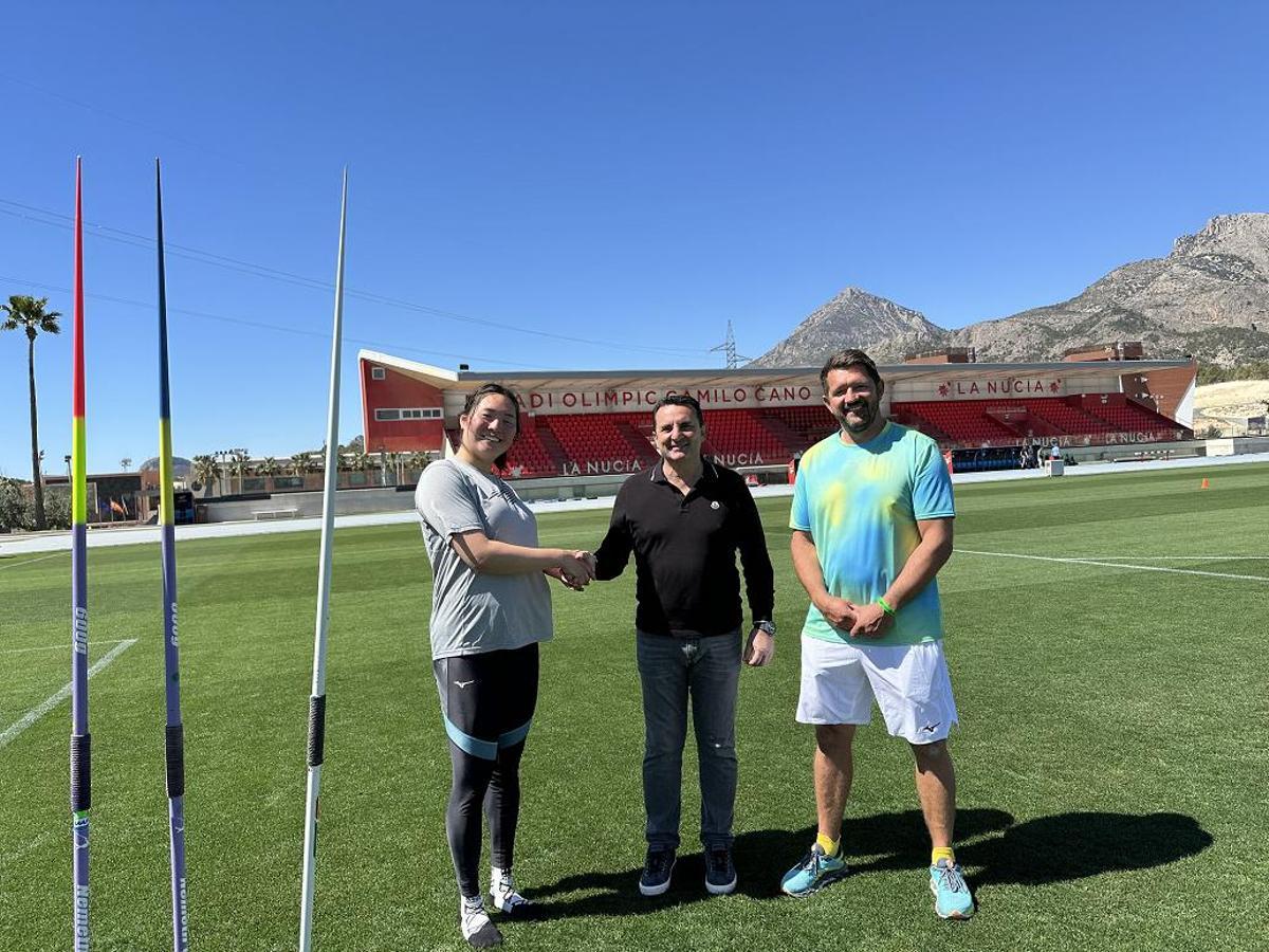 La campeona mundial Haruka Kitaguchi junto a Bernabé Cano, alcalde de La Nucía y el entrenador David Sekerak