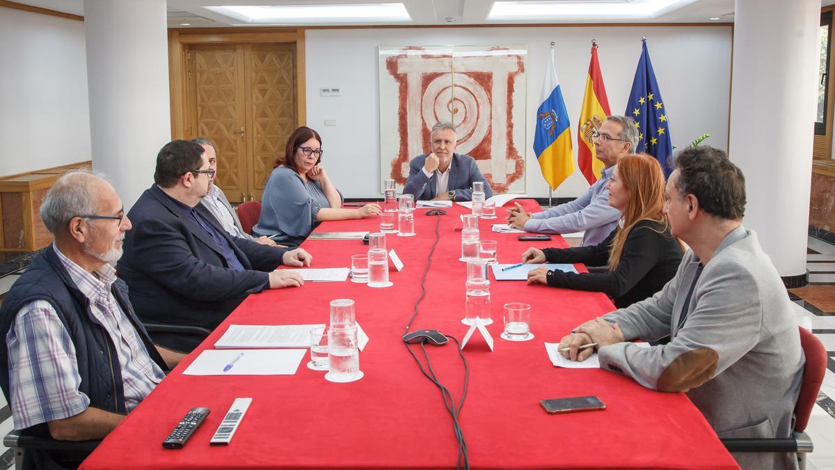 El presidente de Canarias con los representantes del Conservatorio Superior y Profesional de Música de Canarias.