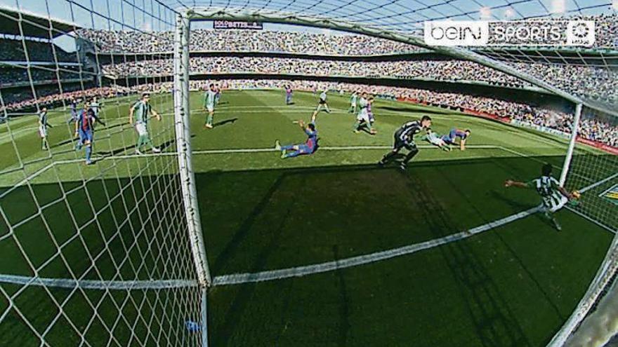 Imagen del gol no concedido del Barça ante el Betis.