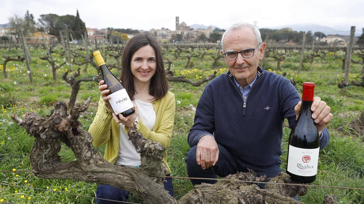 Gemma i Antoni Roig a les vinyes del celler Mas Llunes.