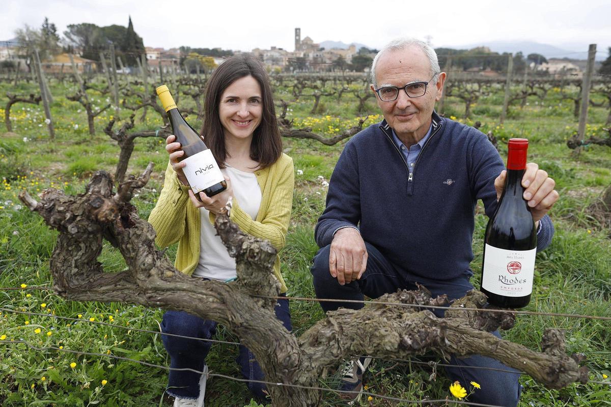 Gemma i Antoni Roig a les vinyes del celler Mas Llunes.