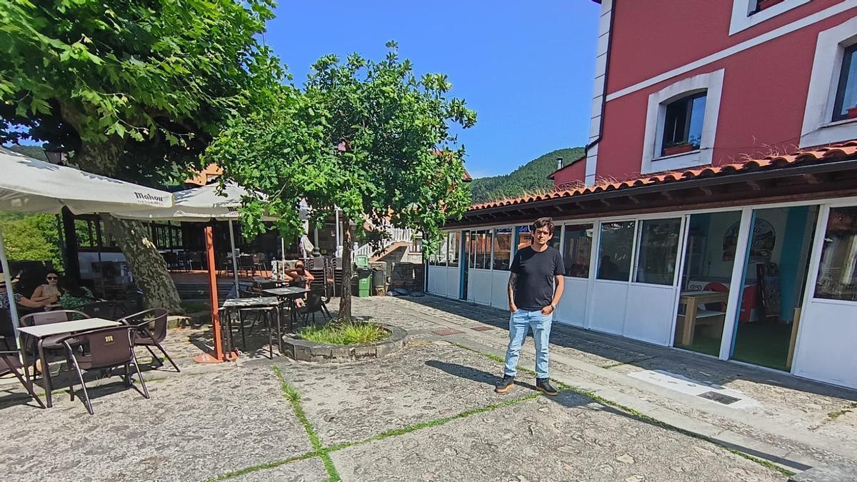 Lucas Albernaz delante de su negocio, en la zona en la que pide instalar su terraza.