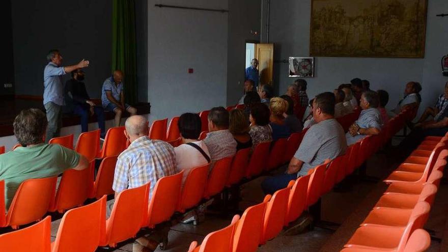 La última asamblea vecinal celebrada este verano en la Casa do Pobo de Beluso. // Gonzalo Núñez
