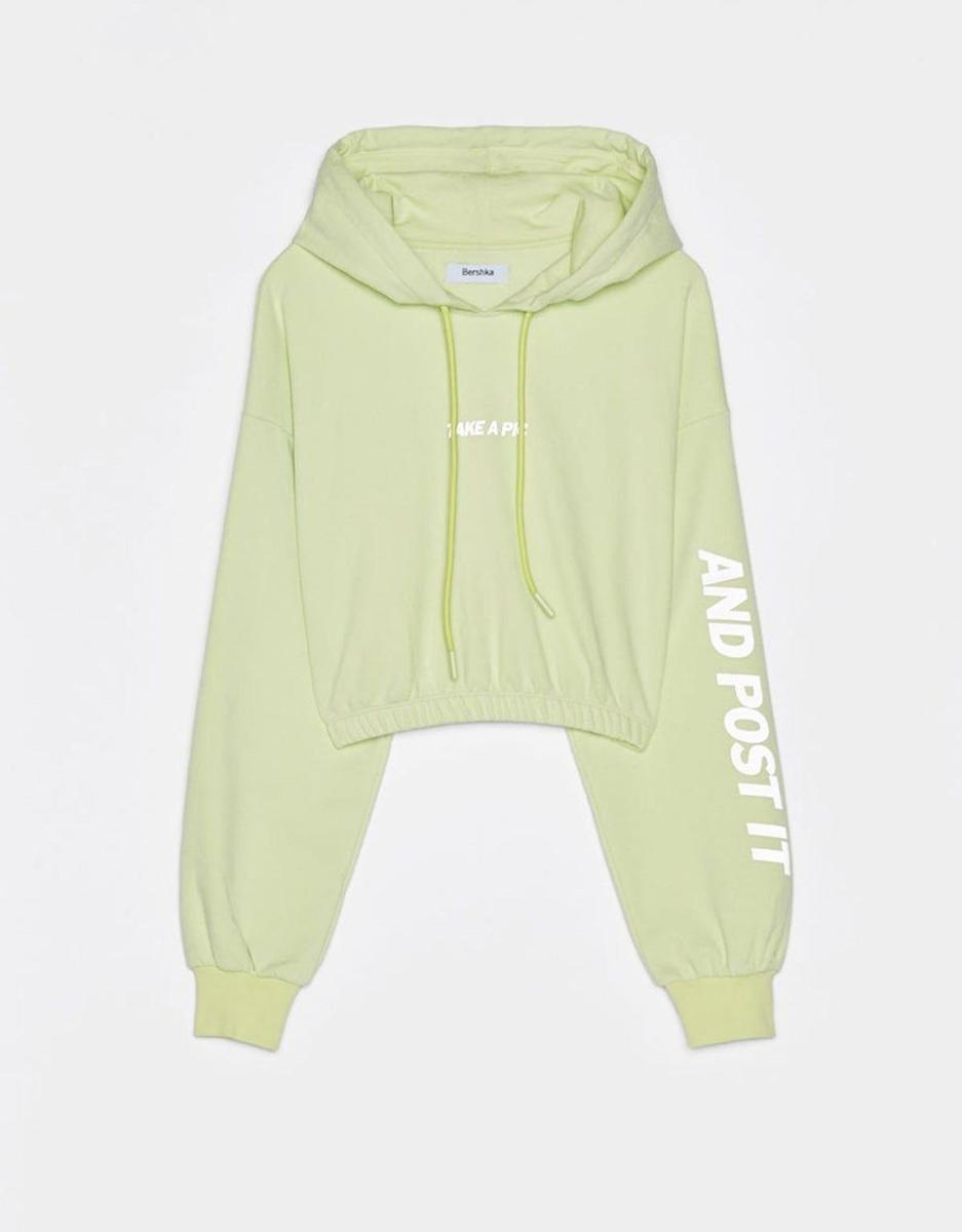 Sudadera con capucha reflectante de Bershka (Precio: 17,99 euros)