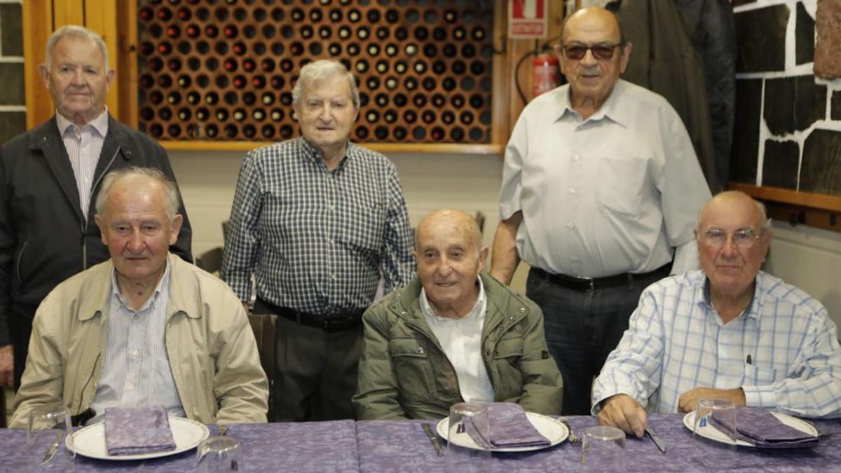 De pie: José Luis Suárez, Faustino Cima y Luis González. Sentados: Alfredo González, Paco Menéndez Junquera y Rolando Montoto.